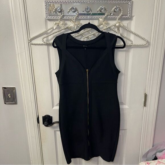 Elegant Black Sleeveless Dress w/Gold Zipper Detail - Picture 1 of 8